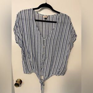 Universal Thread Women’s Blue and White Short Sleeved Casual Top M